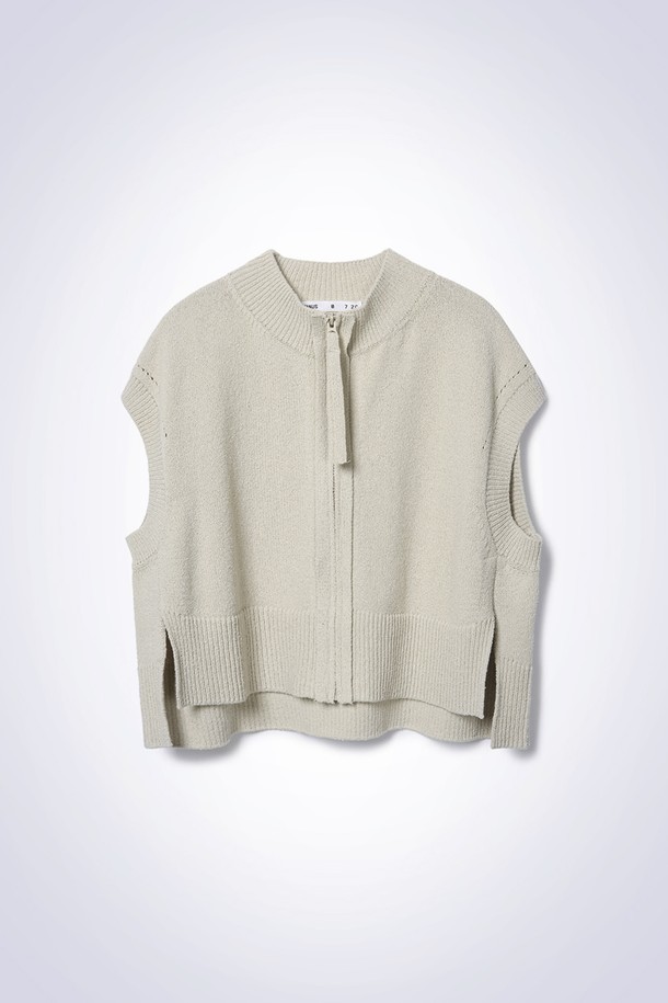 LOU 린넨 베스트 니트 베이지는 부클 조직감과 로고 자수 디테일이 돋보이는 여성용 니트/스웨터입니다. 베이지 색상의 레귤러핏 크롭 기장 민소매 디자인으로, 봄과 여름에 시원하게 착용할 수 있습니다. 코튼, 나일론, 린넨 혼방 소재로 제작되어 부드러운 촉감을 선사하며, 앞중심 지퍼 클로징으로 간편하게 입고 벗을 수 있습니다. 미니멀, 클래식, 캐주얼 스타일을 모두 소화하며, 데이트룩, 카페룩, 여행룩에 매치하기 좋습니다. 라운드넥 디자인으로 다양한 스타일 연출이 용이합니다.
