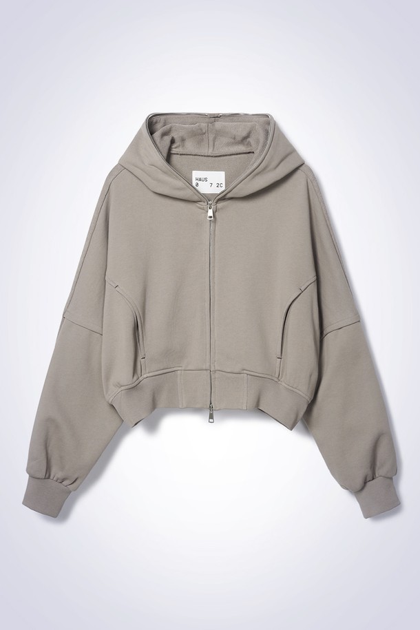 라이트 브라운 컬러의 후드 집업 재킷입니다. 면과 폴리우레탄 혼방 소재로 제작되어 편안한 착용감을 선사하며, 봄, 가을에 적합합니다. 오버핏 크롭 기장으로 캐주얼하고 베이직한 스타일을 연출하며, 무지 패턴과 긴소매 디자인으로 어떤 옷에도 잘 어울립니다. 후드 부착, 자수 로고 장식, 투웨이 지퍼 디테일이 특징이며, 동네 마실룩, 산책룩, 봄 소풍룩에 스타일리시하게 매치할 수 있습니다. 미니멀한 스타일을 선호하는 분들께 추천합니다.
