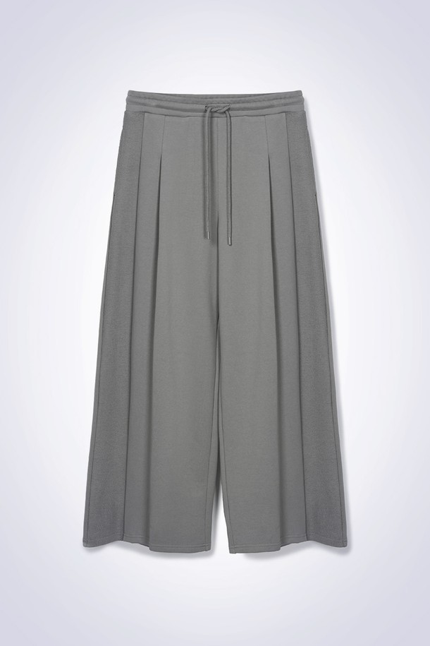 패치 라운지 팬츠 라이트 그레이는 부드러운 면 소재로 제작되어 편안한 착용감을 선사합니다. 봄, 여름, 가을 시즌에 활용하기 좋은 얇은 두께의 긴 기장 와이드 팬츠로, 캐주얼하고 베이직한 스타일을 연출합니다. 허리 밴딩과 드로우스트링으로 편안한 착용감을 제공하며, A라인 와이드 핏으로 활동성을 높였습니다. 자수 로고 패치와 투 포켓 디자인이 특징이며, 집콕룩, 동네 마실룩, 산책룩 등 다양한 상황에 잘 어울립니다. 미니멀한 스타일을 선호하는 분들께 추천합니다.
