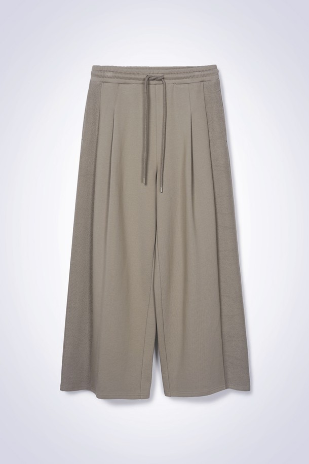 패치 라운지 팬츠 라이트 브라운은 편안함을 추구하는 남성을 위한 캐주얼 라운지 팬츠입니다. 부드러운 면 소재로 제작되어 봄, 여름, 가을 계절에 쾌적하게 착용할 수 있습니다. 루즈핏 와이드 A라인으로 편안한 착용감을 선사하며, 드로우스트링 허리밴딩으로 허리 사이즈 조절이 용이합니다. 자수 로고 패치와 투 포켓 디자인으로 포인트를 더했으며, 집콕룩, 동네 마실룩, 여행룩 등 다양한 TPO에 활용 가능합니다. 미니멀하고 베이직한 스타일을 선호하는 분들께 추천하는 아이템입니다.
