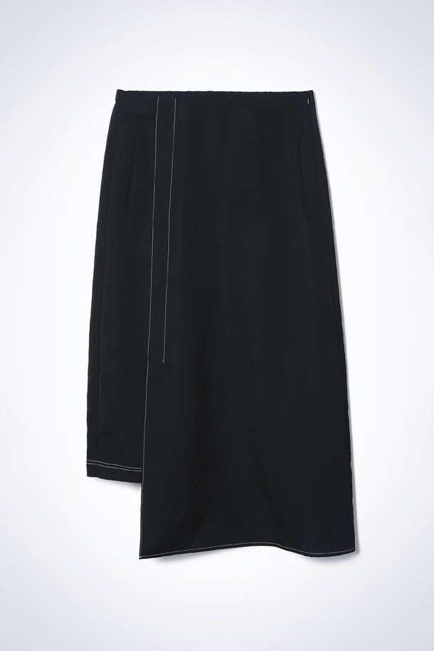 CREASE WRAP SKIRT BLACK (크리즈 랩 스커트 블랙)은 여성용 랩스커트입니다. 폴리에스터 소재로 제작되어 부드러운 촉감을 자랑하며, 봄, 여름, 가을 계절에 착용하기 좋습니다. 미니멀한 스타일의 무지 디자인으로, 잔잔한 광택감과 배색 스티치, 양 사이드 주름 디테일이 특징입니다. 얇은 두께감과 레귤러핏으로 편안하게 착용 가능하며, 데이트룩, 카페룩, 모임룩 등 다양한 TPO에 활용할 수 있습니다. 미니멀, 클래식, 시크 스타일을 즐겨 입는 분들께 추천합니다.

