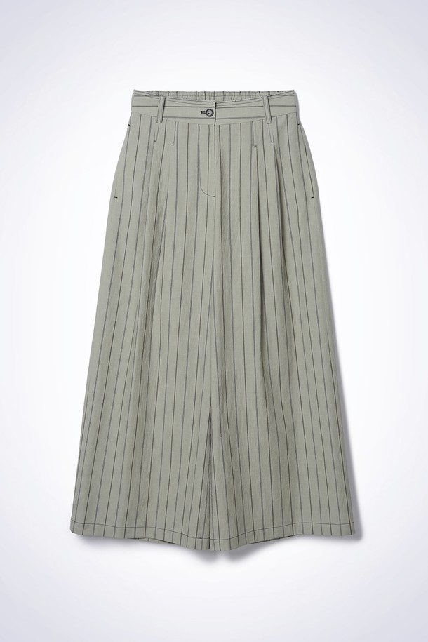 GRAIN STRIPE WIDE PANTS (그레인 스트라이프 와이드 팬츠) 카키는 봄, 여름 시즌에 어울리는 와이드 핏 긴바지입니다. 면과 린넨 혼방 소재로 제작되어 시원한 촉감을 선사하며, 베이직한 스타일의 데이트룩, 카페룩, 캐주얼, 미니멀, 클래식 스타일을 연출하기 좋습니다. 뒷밴딩 처리와 투턱 디테일, 배색 스티치 디테일이 특징이며, 넉넉하고 편안한 착용감을 제공합니다. 스트라이프 패턴이 돋보이는 디자인으로, 다양한 상의와 매치하여 세련된 룩을 완성할 수 있습니다.
