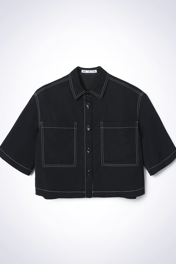 CREASE POCKET SHIRT BLACK (크리즈 포켓 셔츠 블랙)은 미니멀한 스타일을 추구하는 당신을 위한 셔츠입니다. 봄, 여름 시즌에 착용하기 좋은, 가볍고 부드러운 폴리에스터 소재로 제작되었습니다. 루즈핏 크롭 기장의 블랙 컬러 반소매 셔츠로, 배색 스티치와 투 아웃포켓 디자인이 특징입니다. 데이트룩, 카페룩, 쇼핑룩 등 다양한 TPO에 맞춰 시크하고 캐주얼하게 연출해보세요. 잔잔한 광택감이 고급스러운 분위기를 더해줍니다.
