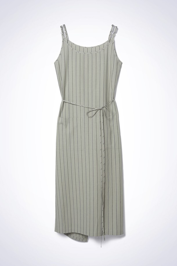 GRAIN STRIPE WRAP ONE-PIECE KHAKI (그레인 스트라이프 랩 원피스 카키)는 여성스러운 분위기를 연출하는 랩 스타일의 원피스입니다. 카키 컬러에 면과 린넨 혼방 소재로 제작되어 봄, 여름 시즌에 시원하고 편안하게 착용할 수 있습니다. 잔잔한 스트라이프 패턴과 스퀘어 넥 라인이 시원하고, 어깨끈 조절이 가능하여 체형에 맞게 핏을 조절할 수 있습니다. 루즈핏과 와이드한 실루엣으로 활동성을 높였으며, 레이어링하여 다양한 스타일을 연출할 수 있습니다. 동네 마실룩, 카페룩, 여행룩 등 캐주얼하고 베이직한 스타일을 선호하는 분들께 추천합니다.
