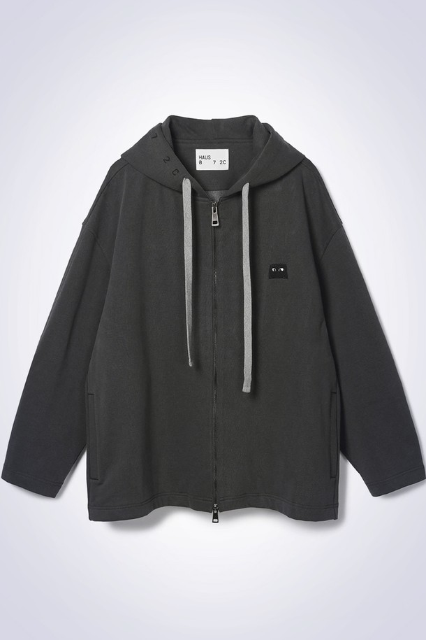 모모 후드 집업 재킷 다크 그레이는 캐주얼, 스포티한 스타일을 연출하기 좋은 유니섹스 후드 집업 자켓입니다. 봄, 가을에 적합하며, 일상, 동네 마실룩, 여행룩, 봄 소풍룩에 활용하기 좋습니다. 다크 그레이 컬러에 오버핏으로 편안한 착용감을 선사하며, 후면 다트 디자인과 넓은 배색 스트라이프, 전면 모노 자수 디테일이 특징입니다. 면과 폴리에스테르 혼방 소재로 제작되어 편안하고, 투웨이 지퍼와 긴소매 기장으로 실용성을 더했습니다.
