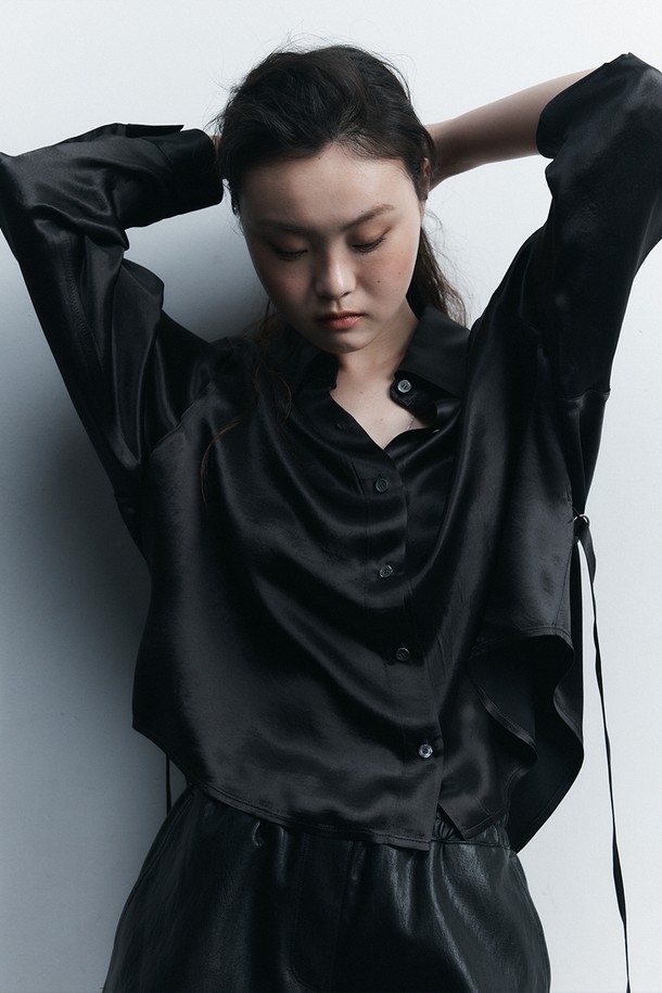 실키 스트랩 블라우스 카키는 여성스러운 무드를 연출하는 데 초점을 맞춘 상의입니다. 부드러운 아세테이트 소재로 제작되어 은은한 광택과 고급스러운 촉감을 선사하며, 얇은 두께감으로 봄, 여름 시즌에 시원하게 착용하기 좋습니다. 크롭 기장에 루즈핏 실루엣으로 편안하면서도 세련된 스타일을 완성합니다. 스트랩 디테일과 여밈 디자인을 통해 우아하고 미니멀한 분위기를 더해 데이트룩, 카페룩, 모임룩 등 다양한 TPO에 활용 가능하며, 클래식, 미니멀, 시크 스타일을 즐기는 분들께 추천합니다. 긴 소매 기장으로 간절기에도 유용하게 활용할 수 있습니다.
