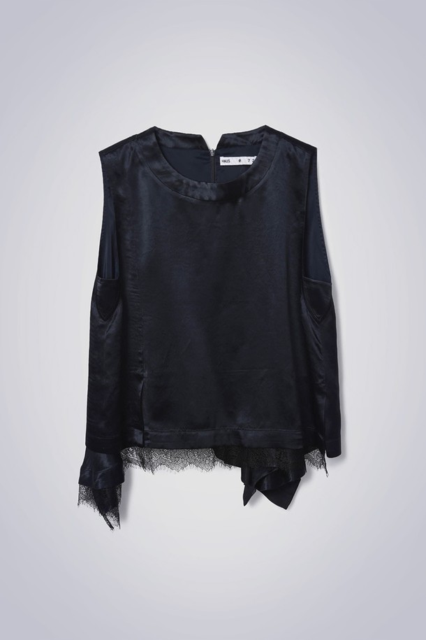 SLIKY LACE SLEEVELESS BLOUSE NAVY (실키 레이스 슬리브리스 블라우스 네이비)는 우아하고 엘레강스한 스타일을 연출하는 여성 블라우스입니다. 부드러운 아세테이트와 레이온 혼방 소재로 제작되어 고급스러운 광택감과 부드러운 촉감을 선사합니다. A라인 핏에 라운드넥 디자인이며, 밑단 레이스 디테일과 러플 디테일이 여성스러운 분위기를 더합니다. 네이비 컬러의 민소매 블라우스로, 봄, 여름 계절에 데이트룩, 모임룩, 소개팅룩 등 다양한 TPO에 맞춰 클래식, 로맨틱, 미니멀 스타일을 연출할 수 있습니다.
