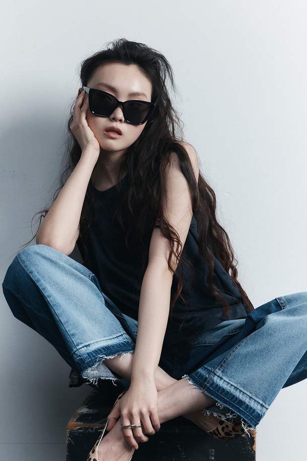 실키 레이스 민소매 블라우스 카키는 부드러운 촉감과 은은한 광택이 돋보이는 여성 상의입니다. 아세테이트와 레이온 혼방 소재로 제작되어, 봄, 여름 시즌에 시원하게 착용하기 좋습니다. A라인 핏과 라운드넥 디자인으로 페미닌하고 엘레강스한 분위기를 연출합니다. 밑단 레이스 디테일과 러플 장식이 여성스러움을 더하며, 데이트룩, 카페룩, 모임룩 등 다양한 TPO에 활용할 수 있습니다. 클래식, 로맨틱, 미니멀 스타일을 즐기는 분들께 추천합니다.
