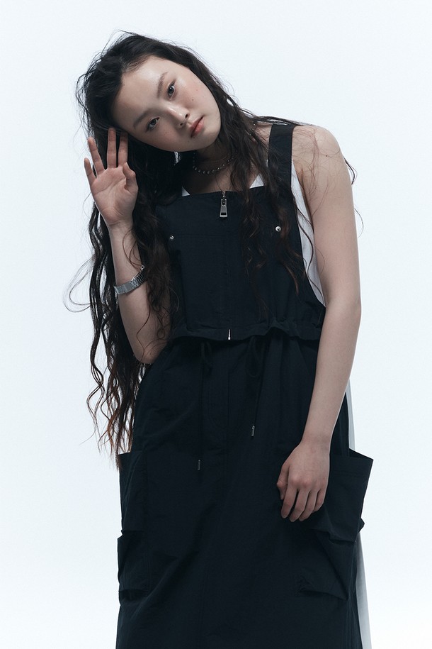 **서스펜더 린 원피스 블랙**

미니멀하고 캐주얼한 스타일의 여성용 서스펜더 원피스입니다. 봄, 여름에 어울리는 민소매 디자인으로, 나일론, 폴리에스터, 면 혼방 소재로 제작되어 편안한 착용감을 선사합니다. 스퀘어넥 라인과 허리 스트링 디테일, 외부 포켓으로 포인트를 더했습니다. 루즈핏으로 활동성을 높였으며, 데이트룩, 동네 마실룩, 카페룩 등 다양한 TPO에 활용하기 좋습니다. 무지 패턴의 블랙 컬러로 미니멀, 캐주얼, 클래식까지 다양한 스타일을 연출할 수 있습니다.
