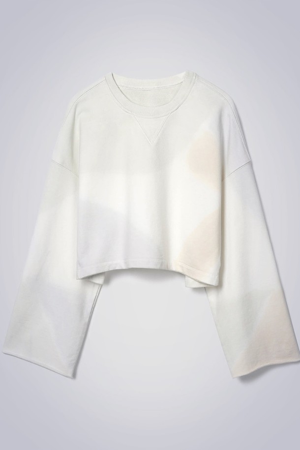 오로라 크롭 티셔츠 라이트 카키는 여성스러운 무드를 연출하는 베이직 스타일의 티셔츠입니다. 봄, 여름 시즌에 어울리는 긴 소매 크롭 기장으로, 오버핏 디자인과 넓은 소매통으로 편안한 착용감을 선사합니다. 부드러운 면 소재에 은은한 라이트 카키 컬러가 돋보이며, 뒷면 밑단에는 그라데이션 자수 포인트가 더해져 특별함을 더했습니다. 동네 마실룩, 카페룩 등 편안한 일상에 캐주얼, 미니멀, 클래식 스타일로 다양하게 활용하기 좋습니다. 라운드넥 디자인으로 어떤 스타일에도 쉽게 매치할 수 있습니다.
