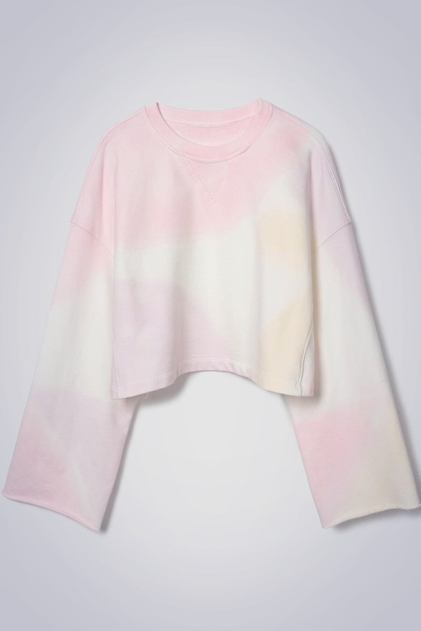 AURORA 크롭 티셔츠 라이트 핑크는 여성스러운 분위기를 자아내는 캐주얼 티셔츠입니다. 봄, 여름 시즌에 어울리는 오버핏 디자인으로, 넓은 소매통과 크롭 기장이 특징입니다. 라이트 핑크 컬러에 나염 및 그라데이션 패턴이 더해져 포인트를 더하며, 라운드넥과 긴 소매로 편안함을 강조합니다. 데이트룩, 동네 마실룩, 봄 소풍룩 등 다양한 TPO에 맞춰 미니멀, 스트리트 스타일을 연출해보세요. 면 소재로 제작되어 부드러운 촉감을 선사합니다.
