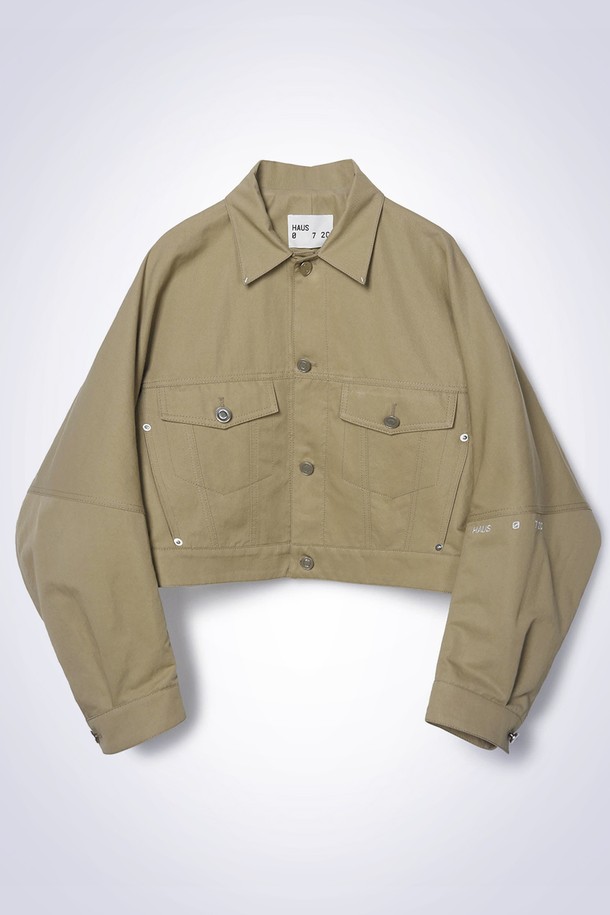 CURVED SLEEVE COLLAR 재킷 베이지는 여성용 아우터 자켓입니다. 미니멀하고 베이직한 스타일로, 봄, 가을에 착용하기 좋습니다. 크롭 기장의 베이지색 자켓으로, 곡선 소매 디자인과 플랩 포켓, 심라인 디테일이 특징입니다. 밑단 조절이 가능하며, 소매 중간 로고 자수와 전면 컷라인 디테일로 포인트를 더했습니다. 데이트룩이나 카페룩에 잘 어울리며, 캐주얼하면서도 클래식한 분위기를 연출합니다.
