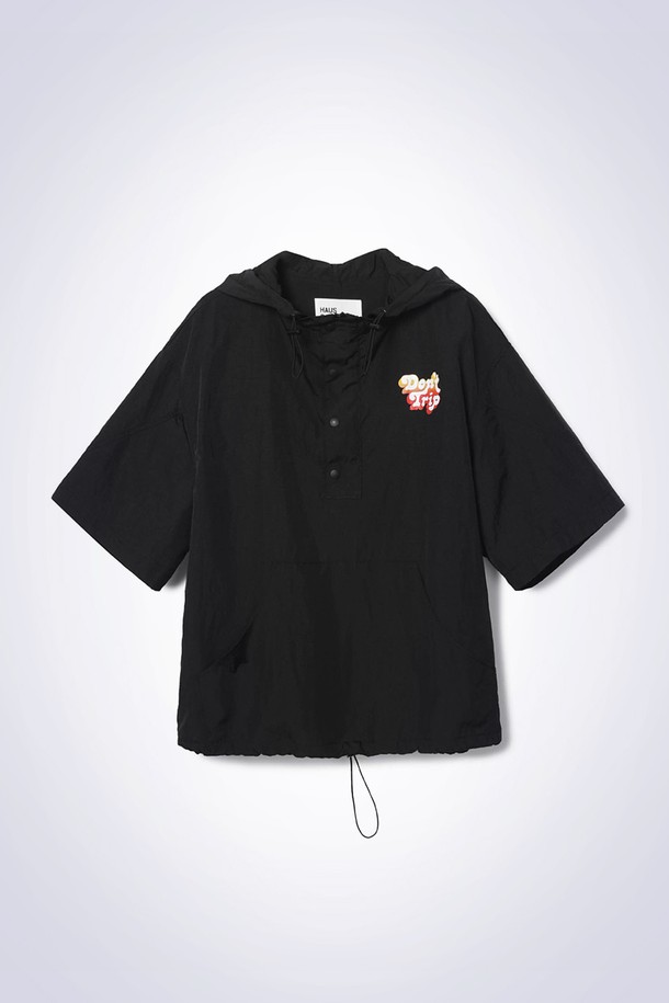 TOM (톰) 하프 집업 아노락 블랙입니다. 유니섹스 스타일로, 봄, 가을에 착용하기 좋은 아우터입니다. 일상, 산책, 여행 등 다양한 TPO(Time, Place, Occasion)에 활용할 수 있습니다. 스포티, 캐주얼, 미니멀한 스타일을 연출하며, 후드와 후드 끈 디테일이 돋보입니다. 릴랙스 핏의 긴소매 아노락으로, 세트 착용이 가능합니다. 나일론 소재로 제작되었습니다.
