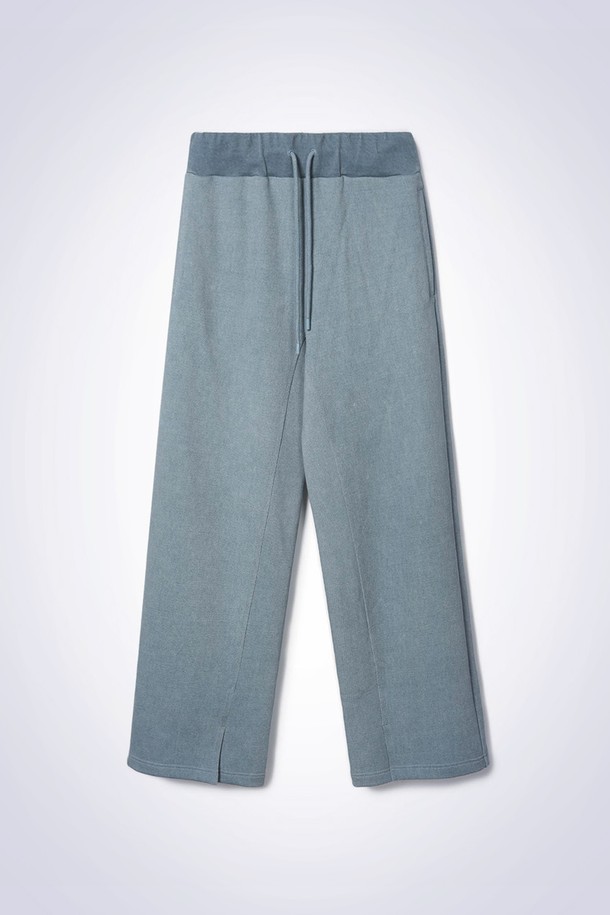 워싱 에펙트 와이드 팬츠 라이트 블루는 캐주얼하고 베이직한 스타일의 여성용 긴바지입니다. 봄, 여름, 가을에 착용하기 좋으며, 뻣뻣한 촉감의 두꺼운 면, 폴리에스테르 혼방 소재로 제작되었습니다. 루즈핏 와이드 팬츠 디자인에 하이라이즈와 안쪽 슬릿 디테일이 돋보이며, 밴딩 허리와 사이드 포켓, 로고 자수 디테일이 특징입니다. 데이트룩과 쇼핑룩에 어울리는 미니멀한 무드의 팬츠입니다.
