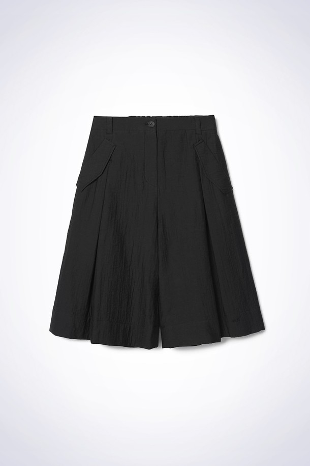 다크 그레이 컬러의 시어서커 하프 팬츠입니다. 면과 나일론 혼방 소재로 제작되어 얇고 통기성이 뛰어나 여름철에도 시원하게 착용할 수 있습니다. 루즈핏 와이드 실루엣으로 편안한 착용감을 선사하며, 밑단 자수 디테일로 포인트를 더했습니다. 양쪽 사이드 포켓이 있어 실용성을 높였으며, 캐주얼, 미니멀, 클래식 스타일을 즐기는 남녀 모두에게 잘 어울립니다. 동네 마실룩, 휴가룩, 여행룩 등 다양한 TPO에 활용해보세요.
