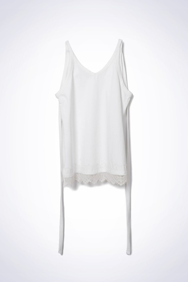 레이스 레이어드 링 탑 화이트는 여성스러운 매력을 더해주는 상의입니다. 부드러운 면 소재로 제작되어 편안한 착용감을 선사하며, 봄과 여름에 시원하게 입기 좋습니다. X자형 스트랩 디테일과 사이드 슬릿, 깊은 암홀 디자인이 돋보이며, 레이어드 스타일로 다양한 무드를 연출할 수 있습니다. 브이넥 라인과 릴랙스핏으로 제작되어 데이트룩, 카페룩, 미니멀, 캐주얼, 로맨틱 스타일 모두 소화 가능합니다.
