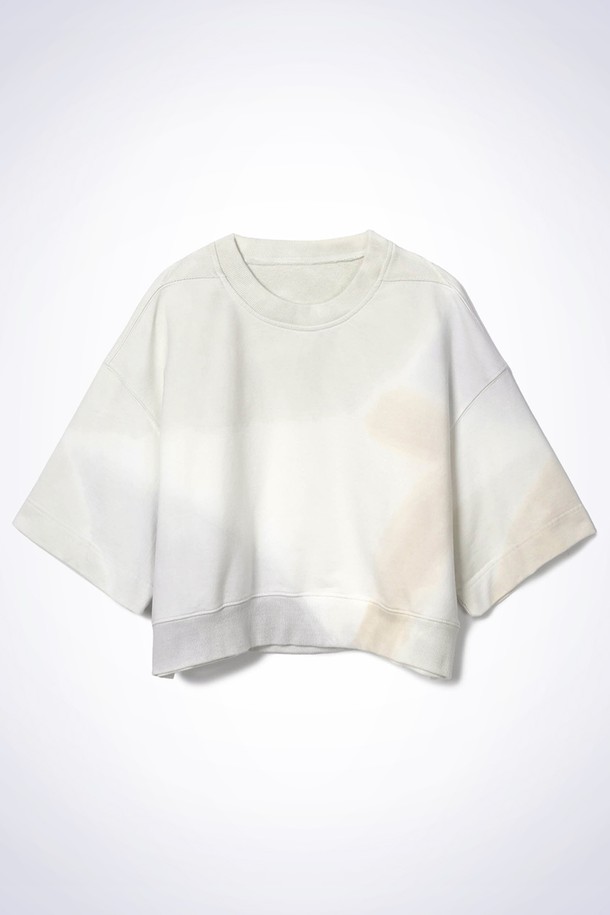 오버핏 실루엣의 아우라 오버사이즈 티셔츠 라이트 카키입니다. 시원한 여름을 위한 얇은 두께의 면 소재로 제작되었으며, 라운드넥에 반소매 디자인으로 편안한 착용감을 선사합니다. 캐주얼, 미니멀, 스트리트 스타일을 아우르며, 동네 마실룩 또는 카페룩으로 활용하기 좋습니다. 그라데이션 자수 디테일이 더해져 은은한 포인트를 더하며, 크롭 기장으로 트렌디함을 더했습니다.
