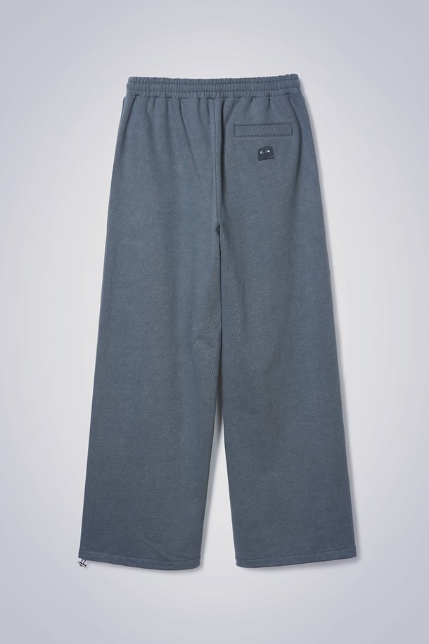 **루즈 스웻 팬츠 다크 블루**

부드러운 면과 폴리에스테르 혼방 소재로 제작되어 편안한 착용감을 선사하는 루즈핏 스웻 팬츠입니다. 다크 블루 컬러의 무지 디자인에 모모 캐릭터 자수 디테일이 더해져 캐주얼하면서도 스포티한 무드를 연출합니다. 허리 스트링과 밑단 스트링으로 사이즈 조절이 용이하며, 두께감 있는 소재로 봄, 가을에 활용하기 좋습니다. 와이드하고 루즈한 핏으로 활동성이 뛰어나며, 조거 스타일로 트렌디함까지 더했습니다. 동네 마실룩, 집콕룩, 산책룩 등 다양한 TPO에 맞춰 편안하게 스타일링할 수 있습니다.
