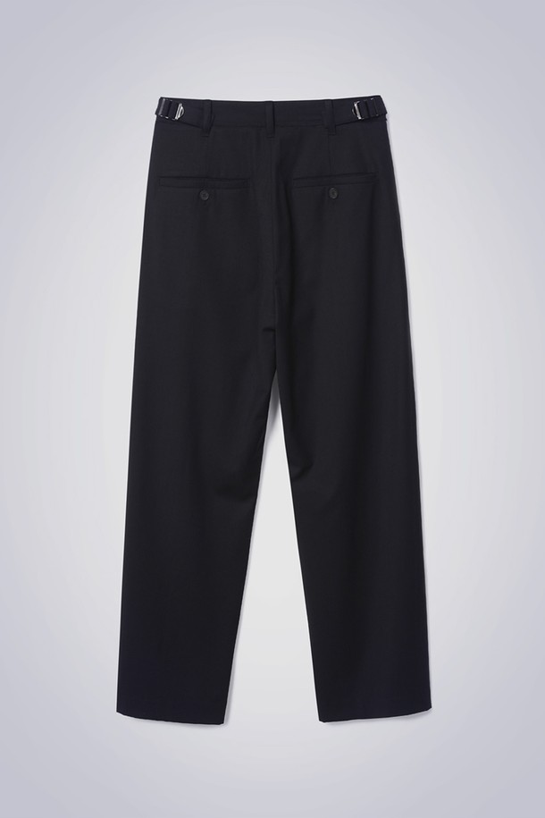 남녀 모두 착용 가능한 울 와이드 팬츠, 다크 네이비 컬러입니다. 가을, 겨울에 적합하며, 베이직하고 미니멀한 스타일을 연출합니다. 허리 사이즈 조절이 가능하며, 오비 데끼 디테일로 포인트를 더했습니다. 두꺼운 두께감과 루즈핏으로 편안한 착용감을 선사하며, 출근룩, 오피스룩, 겨울 데일리룩에 모두 활용 가능합니다. 클래식, 미니멀, 시크한 스타일을 완성해보세요.
