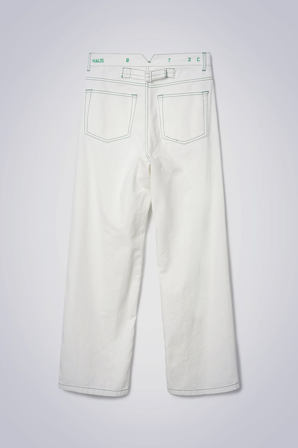 STITCH POINT JEANS IVORY (스티치 포인트 청바지 아이보리)는 남녀 모두 착용 가능한 캐주얼 데님 팬츠입니다. 아이보리/화이트 컬러의 무지 디자인으로, 봄, 여름, 가을 계절에 적합합니다. 스트레이트핏 긴바지로, OB 로고 자수와 회색 스티치, 신치백 디테일이 특징입니다. 데이트룩, 쇼핑룩 등 다양한 TPO에 미니멀, 클래식 스타일로 연출하기 좋습니다. 면과 데님 소재로 제작되어 편안한 착용감을 선사합니다.
