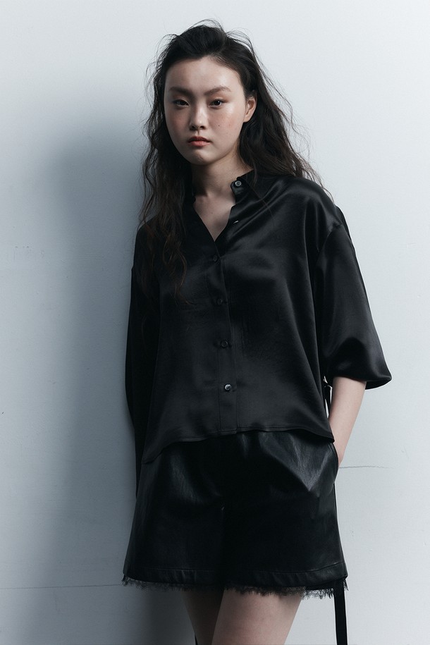 실키 스트랩 블라우스 카키는 여성스러운 무드를 연출하는 데 초점을 맞춘 상의입니다. 부드러운 아세테이트 소재로 제작되어 은은한 광택과 고급스러운 촉감을 선사하며, 얇은 두께감으로 봄, 여름 시즌에 시원하게 착용하기 좋습니다. 크롭 기장에 루즈핏 실루엣으로 편안하면서도 세련된 스타일을 완성합니다. 스트랩 디테일과 여밈 디자인을 통해 우아하고 미니멀한 분위기를 더해 데이트룩, 카페룩, 모임룩 등 다양한 TPO에 활용 가능하며, 클래식, 미니멀, 시크 스타일을 즐기는 분들께 추천합니다. 긴 소매 기장으로 간절기에도 유용하게 활용할 수 있습니다.
