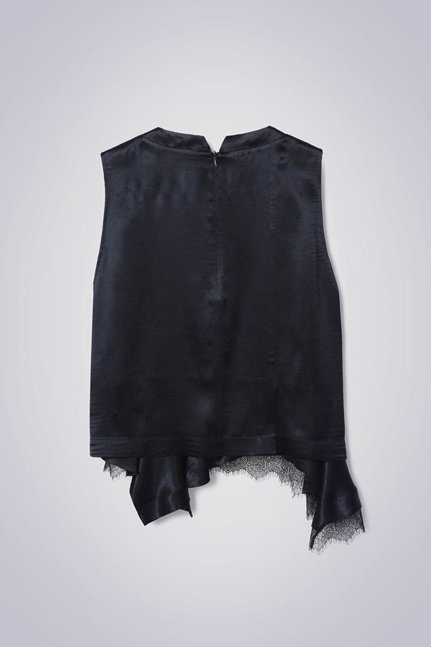 SLIKY LACE SLEEVELESS BLOUSE NAVY (실키 레이스 슬리브리스 블라우스 네이비)는 우아하고 엘레강스한 스타일을 연출하는 여성 블라우스입니다. 부드러운 아세테이트와 레이온 혼방 소재로 제작되어 고급스러운 광택감과 부드러운 촉감을 선사합니다. A라인 핏에 라운드넥 디자인이며, 밑단 레이스 디테일과 러플 디테일이 여성스러운 분위기를 더합니다. 네이비 컬러의 민소매 블라우스로, 봄, 여름 계절에 데이트룩, 모임룩, 소개팅룩 등 다양한 TPO에 맞춰 클래식, 로맨틱, 미니멀 스타일을 연출할 수 있습니다.
