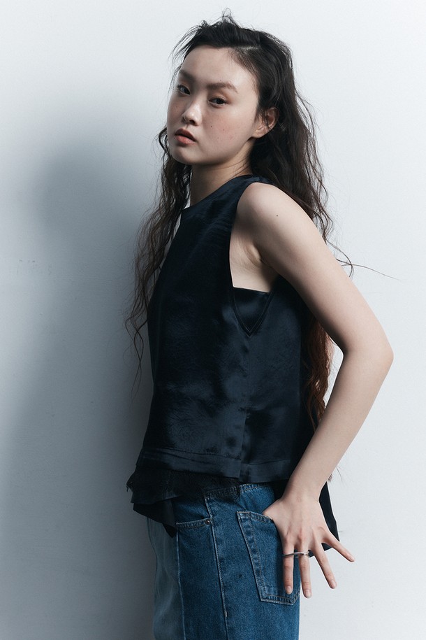 실키 레이스 민소매 블라우스 카키는 부드러운 촉감과 은은한 광택이 돋보이는 여성 상의입니다. 아세테이트와 레이온 혼방 소재로 제작되어, 봄, 여름 시즌에 시원하게 착용하기 좋습니다. A라인 핏과 라운드넥 디자인으로 페미닌하고 엘레강스한 분위기를 연출합니다. 밑단 레이스 디테일과 러플 장식이 여성스러움을 더하며, 데이트룩, 카페룩, 모임룩 등 다양한 TPO에 활용할 수 있습니다. 클래식, 로맨틱, 미니멀 스타일을 즐기는 분들께 추천합니다.
