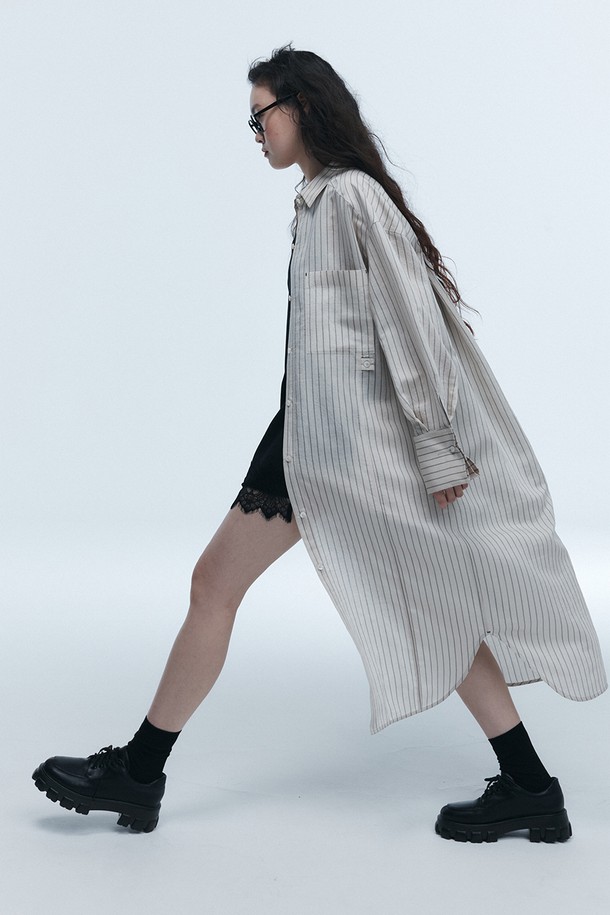 스트라이프 셔츠 원피스 베이지는 여성스러운 매력을 돋보이게 하는 여름용 롱 원피스입니다. 로우설 85%와 폴리에스터 15% 혼방 소재로 제작되어 시원한 촉감을 선사하며, 오버핏 A라인 실루엣으로 편안하면서도 세련된 스타일을 연출합니다. 베이직하고 캐주얼한 스타일을 기본으로, 데이트룩, 동네 마실룩, 카페룩 등 다양한 TPO에 활용 가능하며, 긴 기장과 넓은 커프스 소매, 비조와 단추 디테일이 돋보입니다. 스트라이프 패턴과 베이지 컬러의 조화로 미니멀하면서도 클래식한 무드를 더해줍니다.

