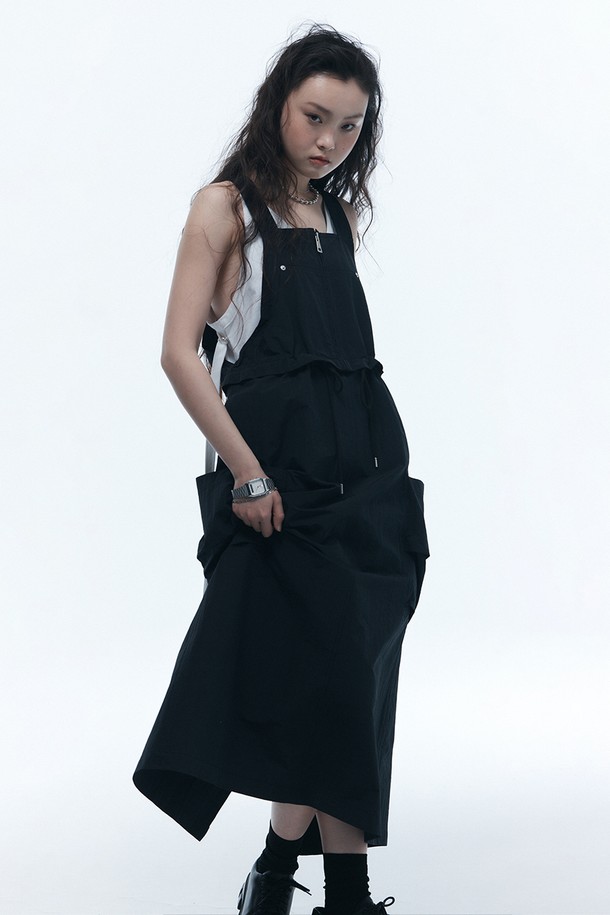 **서스펜더 린 원피스 블랙**

미니멀하고 캐주얼한 스타일의 여성용 서스펜더 원피스입니다. 봄, 여름에 어울리는 민소매 디자인으로, 나일론, 폴리에스터, 면 혼방 소재로 제작되어 편안한 착용감을 선사합니다. 스퀘어넥 라인과 허리 스트링 디테일, 외부 포켓으로 포인트를 더했습니다. 루즈핏으로 활동성을 높였으며, 데이트룩, 동네 마실룩, 카페룩 등 다양한 TPO에 활용하기 좋습니다. 무지 패턴의 블랙 컬러로 미니멀, 캐주얼, 클래식까지 다양한 스타일을 연출할 수 있습니다.
