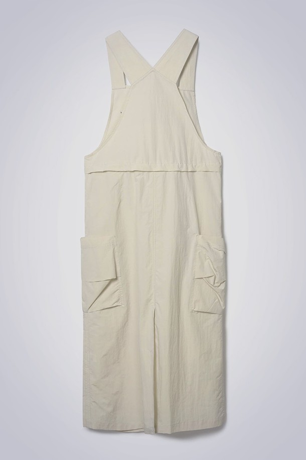 서스펜더 린 원피스 라이트 베이지는 여성스러움과 편안함을 동시에 갖춘 서스펜더 원피스입니다. 봄, 여름 시즌에 어울리는 얇은 두께감과 H라인 핏으로, 캐주얼하면서도 베이직한 스타일을 연출합니다. 라이트 베이지 컬러와 무지 패턴이 어떤 상의와도 잘 어울리며, 허리 스트링과 아웃포켓 디테일로 실용성을 더했습니다. 데이트룩, 동네 마실룩, 카페룩 등 다양한 TPO에 맞춰 미니멀하고 클래식한 무드를 낼 수 있습니다. 소재는 나일론, 폴리에스터, 면 혼방으로 제작되어 부드러운 착용감을 선사합니다.
