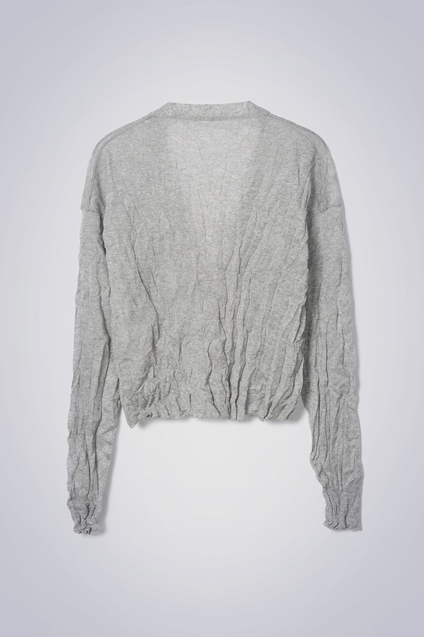 크리즈 펄 가디건 라이트 그레이는 여성스러운 분위기를 연출하는 상의입니다. 얇은 두께감과 시스루 소재로 봄, 가을에 착용하기 좋으며, 브이넥 디자인과 긴소매로 우아한 실루엣을 완성합니다. 주름 디테일과 자개 버튼이 섬세함을 더하고, 라이트 그레이 컬러는 다양한 스타일과 매치하기 용이합니다. 데이트룩, 모임룩, 카페룩 등 다양한 TPO에 활용할 수 있으며, 클래식, 미니멀, 로맨틱 스타일을 선호하는 분들께 추천합니다.
