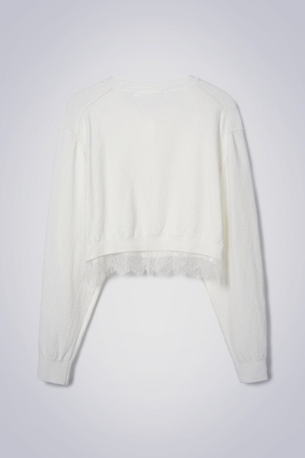 LILY BOUCLE LACE CARDIGAN (릴리 부클 레이스 가디건) 아이보리는 우아하고 로맨틱한 무드를 연출하는 여성용 상의입니다. 얇은 두께감의 면, 나일론 혼방 소재로 제작되어 봄, 가을에 적합하며, 부드러운 촉감을 선사합니다. 라운드넥 디자인에 릴랙스 핏으로 편안하게 착용 가능하며, 크롭 기장으로 다리가 길어 보이는 효과를 줍니다. 섬세한 레이스 패턴과 밑단 레이스 디테일, 볼륨감 있는 리프 디테일이 특징이며, 진주 버튼으로 포인트를 더했습니다. 데이트룩, 카페룩, 모임룩 등 다양한 TPO에 클래식하고 미니멀한 스타일을 더해 보세요.
