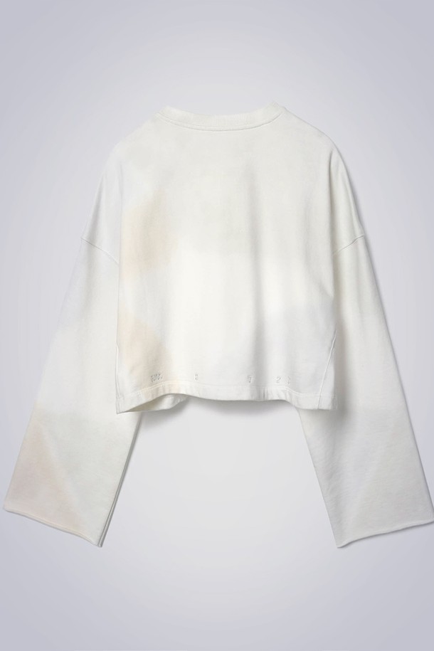 오로라 크롭 티셔츠 라이트 카키는 여성스러운 무드를 연출하는 베이직 스타일의 티셔츠입니다. 봄, 여름 시즌에 어울리는 긴 소매 크롭 기장으로, 오버핏 디자인과 넓은 소매통으로 편안한 착용감을 선사합니다. 부드러운 면 소재에 은은한 라이트 카키 컬러가 돋보이며, 뒷면 밑단에는 그라데이션 자수 포인트가 더해져 특별함을 더했습니다. 동네 마실룩, 카페룩 등 편안한 일상에 캐주얼, 미니멀, 클래식 스타일로 다양하게 활용하기 좋습니다. 라운드넥 디자인으로 어떤 스타일에도 쉽게 매치할 수 있습니다.
