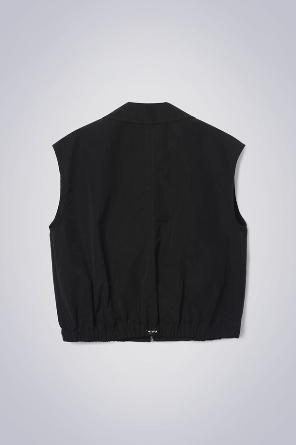 루안 셔링 베스트 블랙은 여성 고객을 위한 캐주얼 스타일의 베스트입니다. 나일론, 폴리에스테르, 면 혼방 소재로 제작되어 시원한 촉감을 선사하며, 여름철에 적합합니다. 밑단 스트링으로 핏 조절이 가능하며, 셋업으로도 활용할 수 있어 실용적입니다. 동네 마실룩, 여행룩, 휴가룩 등 다양한 TPO에 어울리는 미니멀한 디자인의 상의입니다. 민소매 기장의 루즈핏으로 편안하게 착용할 수 있습니다.
