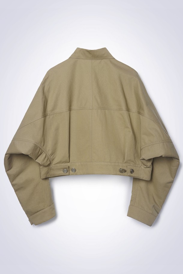 CURVED SLEEVE COLLAR 재킷 베이지는 여성용 아우터 자켓입니다. 미니멀하고 베이직한 스타일로, 봄, 가을에 착용하기 좋습니다. 크롭 기장의 베이지색 자켓으로, 곡선 소매 디자인과 플랩 포켓, 심라인 디테일이 특징입니다. 밑단 조절이 가능하며, 소매 중간 로고 자수와 전면 컷라인 디테일로 포인트를 더했습니다. 데이트룩이나 카페룩에 잘 어울리며, 캐주얼하면서도 클래식한 분위기를 연출합니다.
