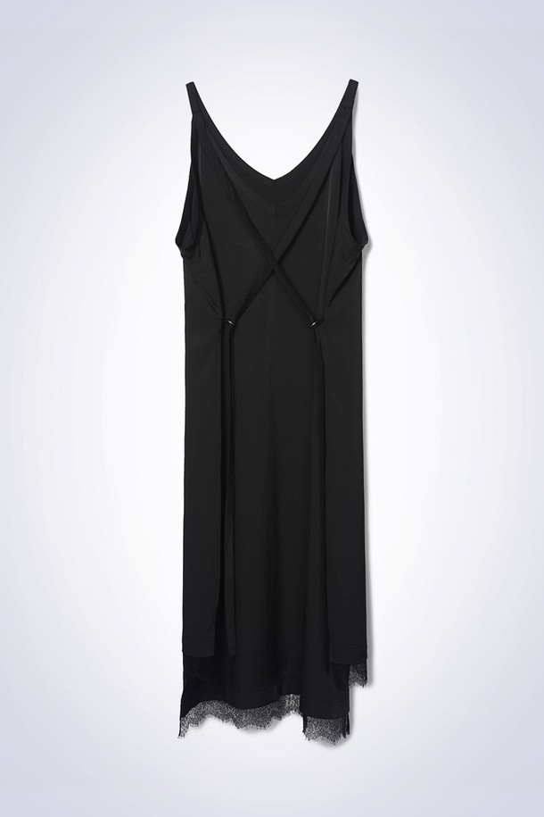 스트랩 레이스 원피스 블랙은 우아한 스타일을 연출하는 여성용 슬립 원피스입니다. 봄, 여름에 어울리는 얇고 부드러운 폴리에스터, 레이온 혼방 소재로 제작되었으며, V넥 디자인과 루즈핏으로 편안한 착용감을 선사합니다. 섬세한 레이스 패턴과 밑단 레이스 디테일이 여성스러운 분위기를 더하며, 옆선 트임으로 활동성을 높였습니다. 데이트룩, 카페룩, 휴가룩 등 다양한 TPO에 활용 가능하며, 클래식, 로맨틱, 미니멀 스타일을 즐기는 분들께 추천합니다. 레이어드하여 더욱 다채로운 스타일을 연출할 수 있습니다.
