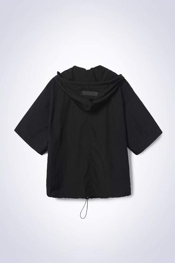 TOM (톰) 하프 집업 아노락 블랙입니다. 유니섹스 스타일로, 봄, 가을에 착용하기 좋은 아우터입니다. 일상, 산책, 여행 등 다양한 TPO(Time, Place, Occasion)에 활용할 수 있습니다. 스포티, 캐주얼, 미니멀한 스타일을 연출하며, 후드와 후드 끈 디테일이 돋보입니다. 릴랙스 핏의 긴소매 아노락으로, 세트 착용이 가능합니다. 나일론 소재로 제작되었습니다.
