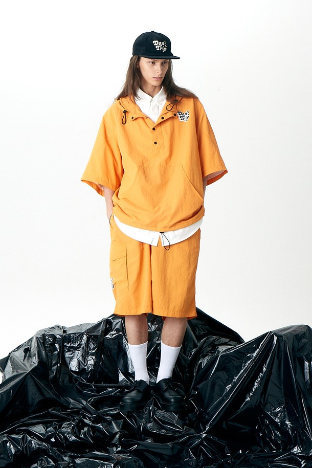 TOM 하프 집업 아노락 오렌지입니다. 유니섹스 스타일로, 스포티하고 캐주얼한 연출이 가능한 아노락입니다. 봄, 가을에 적합하며, 얇은 두께감의 나일론 소재로 제작되었습니다. 하프 집업 여밈 방식과 루즈핏으로 편안한 착용감을 선사하며, 후드 스트링 디테일로 포인트를 더했습니다. 스웨어 패턴, 반소매 기장으로 활동성을 높였으며, 셋업으로도 활용 가능하여 동네 마실룩, 산책룩, 여행룩 등 다양한 TPO에 활용하기 좋습니다.
