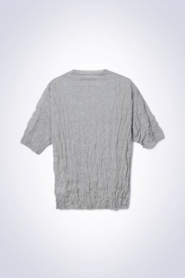 크리즈 레이어드 니트 라이트 그레이는 여성스러움을 강조하는 엘레강스 스타일의 반소매 니트 스웨터입니다. 라이트 그레이 컬러에 주름 패턴이 더해져 고급스러운 분위기를 연출하며, 부드러운 촉감의 레이온, 폴리에스터, 폴리우레탄 혼방 소재로 제작되었습니다. 이너 슬리브리스가 포함되어 있어 비침 걱정 없이 편안하게 착용할 수 있으며, 글리터 원사가 은은하게 빛나는 매력을 더합니다. 레귤러핏으로 제작되어 데이트룩, 모임룩, 카페룩 등 다양한 TPO에 활용 가능하며, 클래식, 미니멀, 로맨틱 스타일을 즐겨 입는 분들께 추천합니다. 셋업으로도 연출할 수 있어 활용도가 높습니다.
