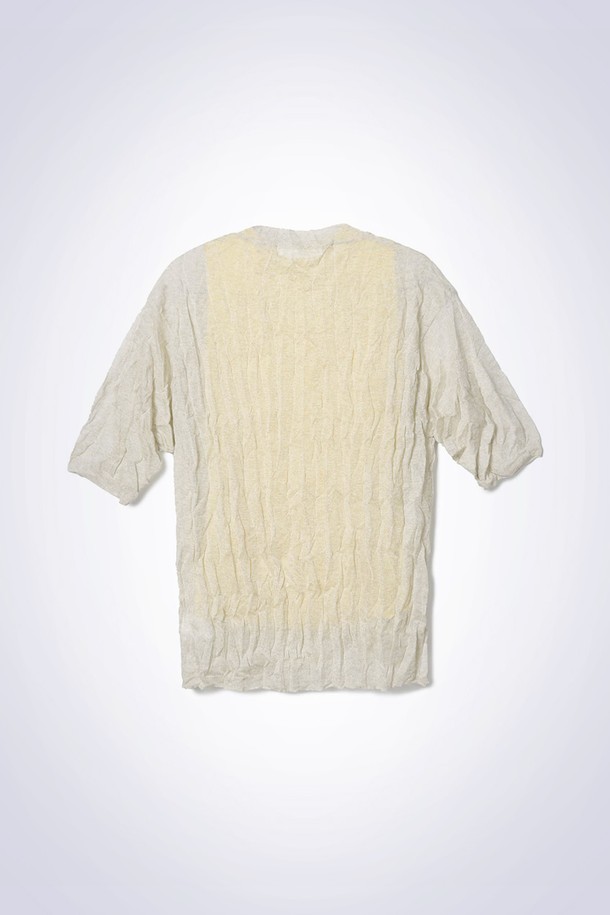 크리즈 레이어드 니트 라이트 베이지는 부드러운 촉감의 여성 상의입니다. 은은한 광택이 돋보이는 글리터 원사가 믹스되었으며, 주름 패턴으로 우아한 분위기를 연출합니다. 봄, 가을에 어울리는 7부 소매 기장의 레귤러핏 니트이며, 배색 다이마루 이너가 포함되어 있어 활용도가 높습니다. 라운드넥 디자인으로, 데이트룩, 카페룩, 모임룩 등 다양한 TPO에 클래식하고 미니멀하게 매치할 수 있습니다. 셋업 가능하며, 레이온, 폴리에스터, 폴리우레탄 혼방 소재로 제작되었습니다.
