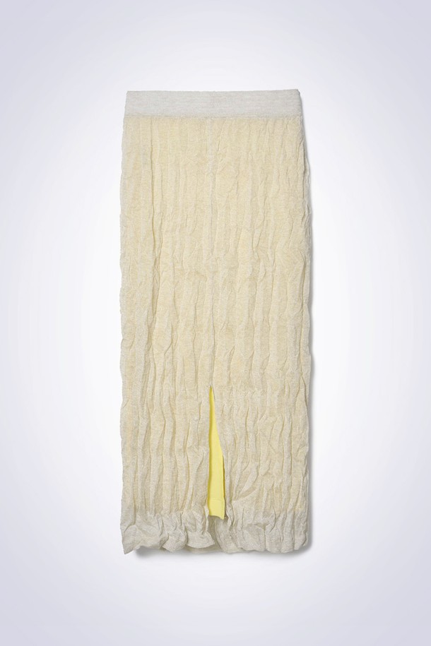 크리즈 레이어드 스커트 라이트 베이지는 부드러운 촉감의 레이온, 폴리에스터, 폴리우레탄 혼방 소재로 제작되어, 은은한 글리터 원사가 돋보이는 플리츠스커트입니다. 얇은 두께감과 배색 컬러 다이마루 안감으로 비침을 최소화했으며, 허리 고정 디자인으로 편안한 착용감을 선사합니다. 우아하고 엘레강스한 스타일을 연출하며, 봄, 가을 시즌에 데이트룩, 모임룩, 카페룩 등 다양한 TPO에 활용하기 좋습니다. 클래식, 미니멀, 로맨틱 스타일을 즐겨 입는 여성분들께 추천하며, 7K25D2429 제품과 셋업으로도 활용 가능합니다.
