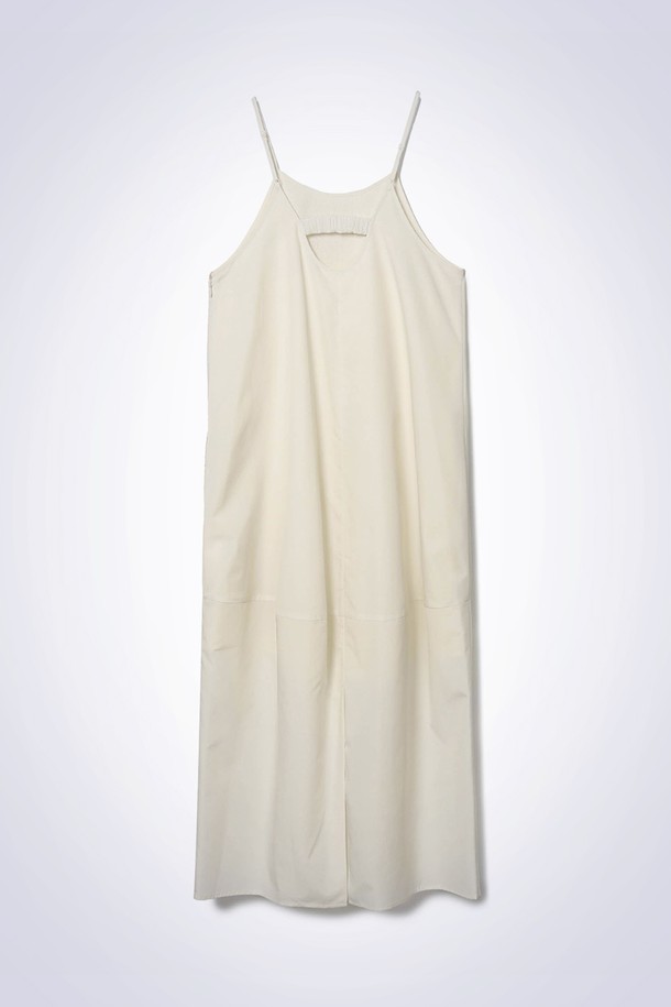 바룸 슬리브리스 원피스 라이트 베이지는 여름 시즌, 미니멀하고 베이직한 스타일을 추구하는 여성들을 위한 슬리브리스 원피스입니다. 스퀘어넥 디자인에 어깨끈 조절이 가능하여 편안한 착용감을 선사하며, 메쉬 소재 안감과 비침 방지 설계로 기능성을 더했습니다. 폴리에스터와 코튼 혼방 소재로 제작되어 시원하고 쾌적한 착용감을 제공하며, 데이트룩, 카페룩, 여름 바캉스룩 등 다양한 TPO에 활용하기 좋습니다. 루즈핏으로 편안함을 강조했으며, 미니멀, 클래식, 캐주얼 스타일을 모두 소화할 수 있는 활용도 높은 아이템입니다. 로고 패턴이 은은하게 포인트를 더해 줍니다.
