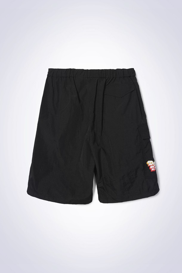 톰 하프 쇼츠 팬츠 블랙(TOM HALF SHORTS PANTS BLACK)는 편안한 착용감의 루즈핏 하프 팬츠입니다. 나일론 소재로 제작되어 여름 시즌에 시원하게 입을 수 있으며, 밴딩 처리로 편안함을 더했습니다. 'Don't trop' 프린트와 다양한 포켓 디테일이 돋보이며, 스포티, 캐주얼, 스트리트 스타일을 연출하기 좋습니다. 동네 마실룩, 여행룩, 휴가룩 등 다양한 TPO에 활용 가능한 실용적인 아이템입니다. 셋업으로도 착용 가능합니다.
