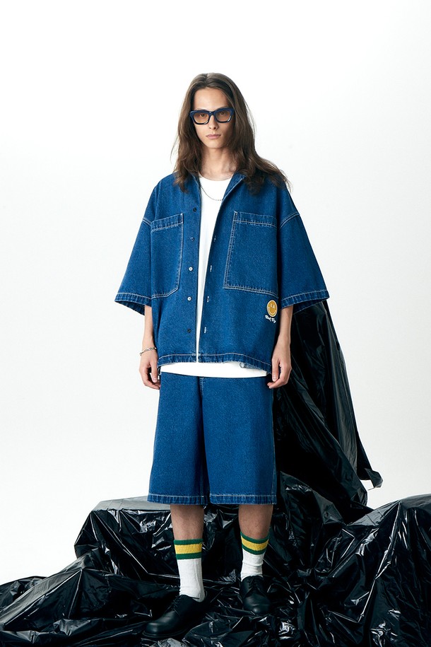 워싱 데님 팬츠 블루는 남녀 모두 착용 가능한 유니섹스 디자인의 데님 팬츠입니다. 봄, 여름, 가을 계절에 맞춰 캐주얼, 스트리트 스타일을 연출하기 좋습니다. 루즈핏 릴랙스 핏으로 편안한 착용감을 선사하며, 백 바인딩과 스트링 디테일이 특징입니다. 일상복 및 여행 시 편안한 동네 마실룩, 여행룩으로 활용하기 좋습니다. 면 소재에 블루 컬러, 프린트 무늬로 포인트를 더했습니다.
