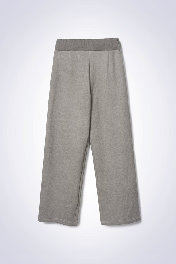 워싱 이펙트 와이드 팬츠 라이트 그레이는 면과 폴리에스테르 혼방 소재로 제작되어 봄, 가을에 착용하기 좋은 긴 기장의 와이드 팬츠입니다. 유니섹스 디자인으로 누구나 편안하게 착용 가능하며, 루즈핏으로 캐주얼하고 베이직한 스타일을 연출합니다. 허리 밴딩 처리와 사이드 포켓, 하이라이즈 디자인으로 활동성을 높였으며, 뒷면 백로고 자수와 이너 슬릿 디테일로 포인트를 더했습니다. 동네 마실룩 또는 가을 나들이룩에 잘 어울리며, 캐주얼, 미니멀, 클래식 스타일을 즐겨 입는 분들에게 추천합니다.
