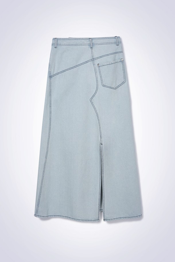 워싱 데님 스커트 라이트 블루는 여성스러운 캐주얼 스타일을 연출하기 좋은 데님 맥시 스커트입니다. 라이트 블루 컬러와 아이스 워싱 처리로 시원하고 청량한 느낌을 주며, 봄, 여름 시즌에 활용하기 좋습니다. 언밸런스 밑단 디자인과 슬림핏, 맥시 기장으로 세련된 실루엣을 완성하며, 데님 소재 특유의 뻣뻣한 촉감이 특징입니다. 동네 마실룩, 쇼핑룩, 여행룩 등 다양한 TPO에 매치하여 미니멀하고 클래식한 스타일을 연출해 보세요. 허리 라인 디테일이 더해져 더욱 돋보이는 데님 스커트입니다.
