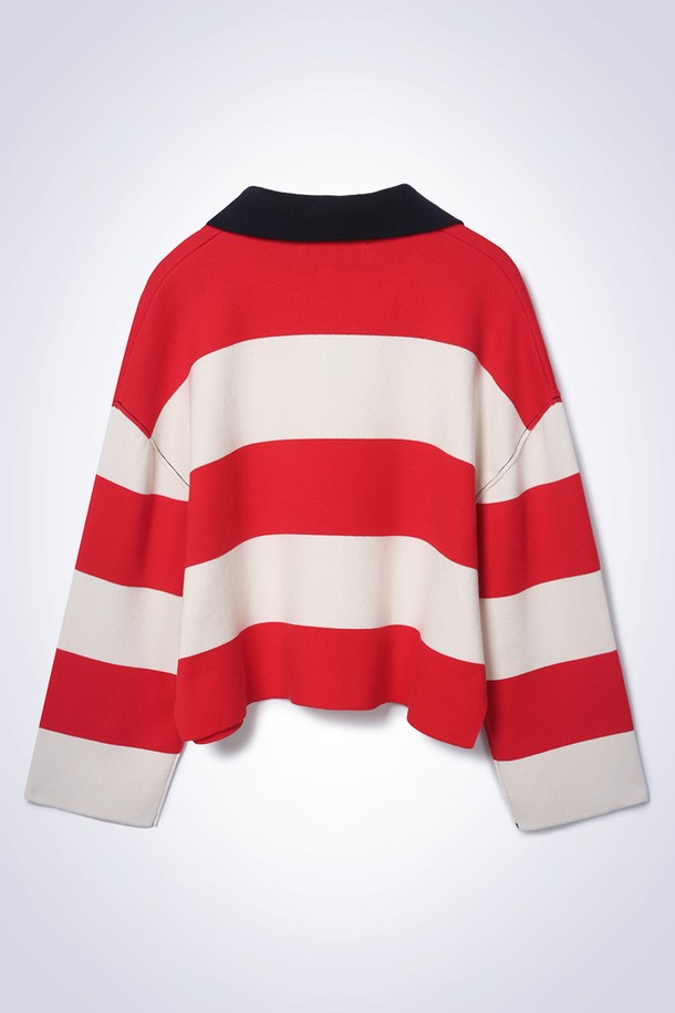 스트라이프 크롭 스웨터 레드는 산뜻한 캐주얼 스타일을 연출하는 여성 상의입니다. 레드, 화이트, 블랙 세 가지 색상의 스트라이프 패턴이 돋보이며, 봄, 가을 시즌에 적합합니다. 면 100%의 친환경 코튼(BCI) 소재로 제작되어 편안한 착용감을 선사합니다. 배색 칼라와 숄더 라인 디테일이 디자인의 포인트를 더하며 동네 마실룩, 카페룩, 봄 소풍룩 등 다양한 TPO에 활용할 수 있습니다. 크롭 기장과 긴 소매, 스포티하면서도 미니멀한 무드를 연출하는 매력적인 니트/스웨터입니다.

