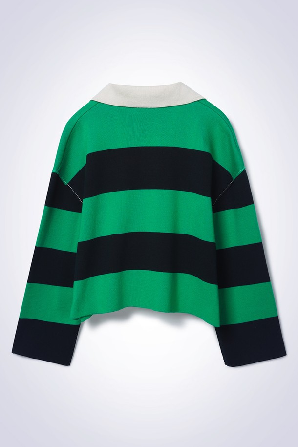 스트라이프 크롭 스웨터 그린입니다. 여성 의류로, 봄, 가을에 캐주얼하게 착용하기 좋습니다. 그린과 블랙 배색의 단가라 스트라이프 패턴이 돋보이며, 크롭 기장과 카라 디자인으로 경쾌한 실루엣을 연출합니다. 친환경 코튼(BCI) 100% 소재로 제작되어 부드러운 촉감을 선사하며, 어깨 라인 디테일이 특징입니다. 동네 마실룩, 봄 소풍룩, 카페룩 등 다양한 TPO에 맞춰 스포티하고 미니멀한 스타일을 연출해보세요.
