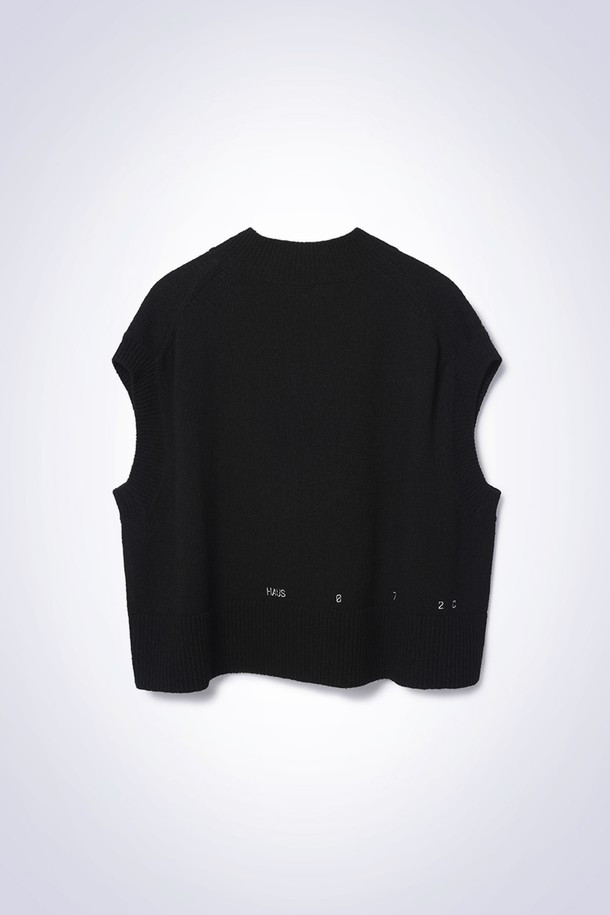 LOU 린넨 베스트 니트 블랙은 부드러운 촉감과 시원한 터치감이 특징인 공용 의류입니다. 봄, 여름에 적합하며, 미니멀하고 베이직한 스타일을 연출합니다. 라운드넥에 레귤러 핏, 민소매 기장으로 제작되었으며, 린넨, 면, 나일론 혼방 소재로 제작되었습니다. 무지 디자인에 부클 조직감과 로고 자수 디테일이 돋보이며, 동네 마실룩이나 여행룩에 활용하기 좋습니다.
