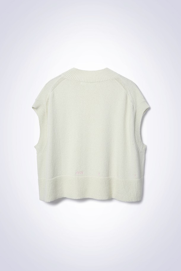 LOU 린넨 베스트 니트 아이보리입니다. 여성 의류 상의 카테고리에 속하며, 봄과 여름에 어울리는 얇은 두께의 크롭 기장 민소매 니트입니다. 미니멀하고 베이직한 스타일로, 부드러운 촉감의 면, 나일론, 린넨 혼방 소재로 제작되었습니다. 릴랙스핏과 루즈핏의 편안한 착용감을 선사하며, 라운드넥 디자인에 로고 자수 디테일이 더해져 포인트를 줍니다. 자연스러운 실루엣과 신축성 있는 소재로 활동성을 높였으며, 데이트룩, 카페룩, 캐주얼, 클래식 스타일을 연출하기 좋습니다.
